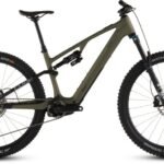 Cube AMS Hybrid ONE44 C:68X TM 400X reedgreen´n´matrix Kleiner Power-Boost bergauf gefällig – und das ohne zusätzliches Gewicht unter dem Sattel? Dann ist das Cube AMS Hybrid ONE44 C:68X TM das richtige Bike! Der elegante Rahmen aus hochwertigem C:68X® Carbon kombiniert geringes Gewicht mit erstklassiger Stabilität. Der Bosch SX Motor mit 400-Wh-Akku, integriertem Controller und Mini Remote am Lenker liefert bis zu 60 Nm Drehmoment. Die elektronische GX Eagle 12-Gang Transmission von Sram bringt diese Power präzise über eine Carbonkurbel auf den Untergrund. Das Fox-Fahrwerk, bestehend aus 36 Float Performance Gabel und Float X Performance Dämpfer, meistert selbst anspruchsvolle Trails souverän – eine versenkbare Sattelstütze sorgt für sicheres Bergabfahren. Die Newmen Beskar 30 Laufräder sind mit Schwalbe Magic Mary und Nobby Nic 2.4-Zoll-Reifen ausgestattet. Für zuverlässiges Bremsen sorgen die leistungsstarken hydraulischen Maven Silver Scheibenbremsen von Sram. Kein Zweifel: Dieses Bike ist auf allen Trails vorne mit dabei! 360°-Ansicht öffnen Highlights Hochwertiger Vollcarbon Rahmen mit innenverlegten Zügen und UDH Schaltauge Kraftvoller Bosch Performance Line SX Smart System Motor mit 60 Nm Drehmoment Hohe Reichweite dank Bosch CompactTube 400 Wh Akku Bosch System Controller und Mini Remote für klare und intuitive Bedienung des E-Bike Systems Fox Racing 36 Float Performance Grip Federgabel mit 140 mm Federweg und Fox Racing Float X Performance Dämpfer Elektronische GX Eagle AXS Transmission 1x12-fach Schaltung von SRAM Hydraulische 4 Kolben Maven Silver Scheibenbremse von SRAM mit Bremsscheiben 203 mm / 180 mm Hochwertiger und robuster Newmen Beskar Base 30 Tubeless Ready Laufradsatz RAHMEN Cube AMS Hybrid ONE44 C:68X TM 400X Beim CUBE AMS Hybrid ONE44 C:68X besteht der Rahmen aus dem hochinnovativen C:68X® Carbonverbundwerkstoff, der herausragende Stabilität, Steifigkeit und extrem geringes Gewicht vereint. Der 400-Wh-Akku ist für optimiertes Handling sicher im Unterrohr integriert – so nah wie möglich am leichten Bosch SX Motor. Da das Chassis PowerMore-ready ist, lässt sich die Reichweite mit einem zusätzlichen 250-Wh-Zusatzakku erweitern. Das Internal Cable Routing unterstützt die cleane Optik des Rahmens, während ein Steuersatz mit Winkelverstellung das Handling an den individuellen Fahrstil anpasst. Ergänzt wird das Setup durch eine leichte Direct Mount Kettenführung und ein UDH – ideale Voraussetzungen für maximale Power und Speed auf allen Trails.
