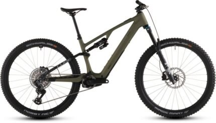 Cube AMS Hybrid ONE44 C:68X TM 400X reedgreen´n´matrix Kleiner Power-Boost bergauf gefällig – und das ohne zusätzliches Gewicht unter dem Sattel? Dann ist das Cube AMS Hybrid ONE44 C:68X TM das richtige Bike! Der elegante Rahmen aus hochwertigem C:68X® Carbon kombiniert geringes Gewicht mit erstklassiger Stabilität. Der Bosch SX Motor mit 400-Wh-Akku, integriertem Controller und Mini Remote am Lenker liefert bis zu 60 Nm Drehmoment. Die elektronische GX Eagle 12-Gang Transmission von Sram bringt diese Power präzise über eine Carbonkurbel auf den Untergrund. Das Fox-Fahrwerk, bestehend aus 36 Float Performance Gabel und Float X Performance Dämpfer, meistert selbst anspruchsvolle Trails souverän – eine versenkbare Sattelstütze sorgt für sicheres Bergabfahren. Die Newmen Beskar 30 Laufräder sind mit Schwalbe Magic Mary und Nobby Nic 2.4-Zoll-Reifen ausgestattet. Für zuverlässiges Bremsen sorgen die leistungsstarken hydraulischen Maven Silver Scheibenbremsen von Sram. Kein Zweifel: Dieses Bike ist auf allen Trails vorne mit dabei! 360°-Ansicht öffnen Highlights Hochwertiger Vollcarbon Rahmen mit innenverlegten Zügen und UDH Schaltauge Kraftvoller Bosch Performance Line SX Smart System Motor mit 60 Nm Drehmoment Hohe Reichweite dank Bosch CompactTube 400 Wh Akku Bosch System Controller und Mini Remote für klare und intuitive Bedienung des E-Bike Systems Fox Racing 36 Float Performance Grip Federgabel mit 140 mm Federweg und Fox Racing Float X Performance Dämpfer Elektronische GX Eagle AXS Transmission 1x12-fach Schaltung von SRAM Hydraulische 4 Kolben Maven Silver Scheibenbremse von SRAM mit Bremsscheiben 203 mm / 180 mm Hochwertiger und robuster Newmen Beskar Base 30 Tubeless Ready Laufradsatz RAHMEN Cube AMS Hybrid ONE44 C:68X TM 400X Beim CUBE AMS Hybrid ONE44 C:68X besteht der Rahmen aus dem hochinnovativen C:68X® Carbonverbundwerkstoff, der herausragende Stabilität, Steifigkeit und extrem geringes Gewicht vereint. Der 400-Wh-Akku ist für optimiertes Handling sicher im Unterrohr integriert – so nah wie möglich am leichten Bosch SX Motor. Da das Chassis PowerMore-ready ist, lässt sich die Reichweite mit einem zusätzlichen 250-Wh-Zusatzakku erweitern. Das Internal Cable Routing unterstützt die cleane Optik des Rahmens, während ein Steuersatz mit Winkelverstellung das Handling an den individuellen Fahrstil anpasst. Ergänzt wird das Setup durch eine leichte Direct Mount Kettenführung und ein UDH – ideale Voraussetzungen für maximale Power und Speed auf allen Trails.