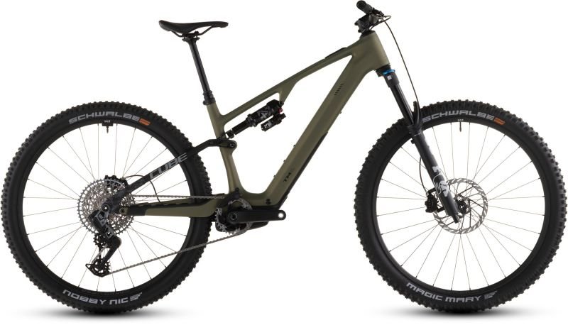 Cube AMS Hybrid ONE44 C:68X TM 400X reedgreen´n´matrix Cube AMS Hybrid ONE44 C:68X TM 400X reedgreen´n´matrix Kleiner Power-Boost bergauf gefällig – und das ohne zusätzliches Gewicht unter dem Sattel? Dann ist das Cube AMS Hybrid ONE44 C:68X TM das richtige Bike! Der elegante Rahmen aus hochwertigem C:68X® Carbon kombiniert geringes Gewicht mit erstklassiger Stabilität. Der Bosch SX Motor mit 400-Wh-Akku, integriertem Controller und Mini Remote am Lenker liefert bis zu 60 Nm Drehmoment. Die elektronische GX Eagle 12-Gang Transmission von Sram bringt diese Power präzise über eine Carbonkurbel auf den Untergrund. Das Fox-Fahrwerk, bestehend aus 36 Float Performance Gabel und Float X Performance Dämpfer, meistert selbst anspruchsvolle Trails souverän – eine versenkbare Sattelstütze sorgt für sicheres Bergabfahren. Die Newmen Beskar 30 Laufräder sind mit Schwalbe Magic Mary und Nobby Nic 2.4-Zoll-Reifen ausgestattet. Für zuverlässiges Bremsen sorgen die leistungsstarken hydraulischen Maven Silver Scheibenbremsen von Sram. Kein Zweifel: Dieses Bike ist auf allen Trails vorne mit dabei! 360°-Ansicht öffnen Highlights Hochwertiger Vollcarbon Rahmen mit innenverlegten Zügen und UDH Schaltauge Kraftvoller Bosch Performance Line SX Smart System Motor mit 60 Nm Drehmoment Hohe Reichweite dank Bosch CompactTube 400 Wh Akku Bosch System Controller und Mini Remote für klare und intuitive Bedienung des E-Bike Systems Fox Racing 36 Float Performance Grip Federgabel mit 140 mm Federweg und Fox Racing Float X Performance Dämpfer Elektronische GX Eagle AXS Transmission 1x12-fach Schaltung von SRAM Hydraulische 4 Kolben Maven Silver Scheibenbremse von SRAM mit Bremsscheiben 203 mm / 180 mm Hochwertiger und robuster Newmen Beskar Base 30 Tubeless Ready Laufradsatz RAHMEN Cube AMS Hybrid ONE44 C:68X TM 400X Beim CUBE AMS Hybrid ONE44 C:68X besteht der Rahmen aus dem hochinnovativen C:68X® Carbonverbundwerkstoff, der herausragende Stabilität, Steifigkeit und extrem geringes Gewicht vereint. Der 400-Wh-Akku ist für optimiertes Handling sicher im Unterrohr integriert – so nah wie möglich am leichten Bosch SX Motor. Da das Chassis PowerMore-ready ist, lässt sich die Reichweite mit einem zusätzlichen 250-Wh-Zusatzakku erweitern. Das Internal Cable Routing unterstützt die cleane Optik des Rahmens, während ein Steuersatz mit Winkelverstellung das Handling an den individuellen Fahrstil anpasst. Ergänzt wird das Setup durch eine leichte Direct Mount Kettenführung und ein UDH – ideale Voraussetzungen für maximale Power und Speed auf allen Trails.